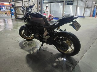 Yamaha MT-07 Negra y Dorada