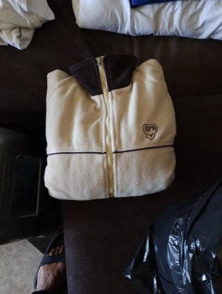 Chaquetas negras y rojas