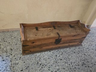 Baúl de madera marrón, con pequeño  roce en lado