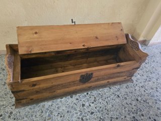 Baúl de madera marrón, con pequeño  roce en lado