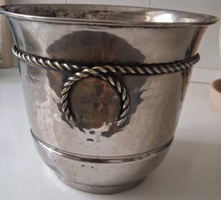 Cubremacetas de metal plateado