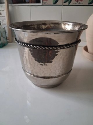 Cubremacetas de metal plateado