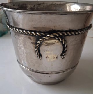 Cubremacetas de metal plateado