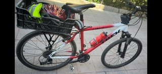 Bicicleta de montaña TREK roja y blanca