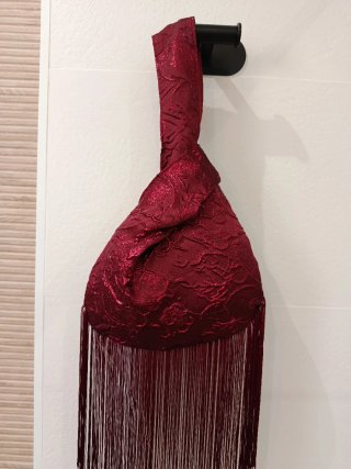 Bolso de mano burdeos, brocado ,con flecos