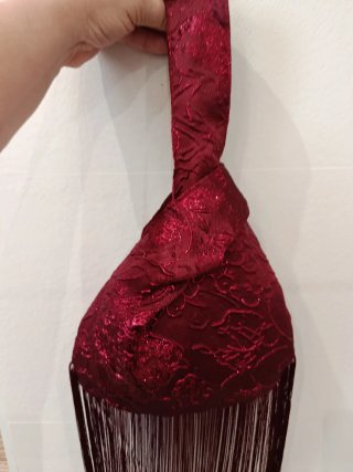 Bolso de mano burdeos, brocado ,con flecos