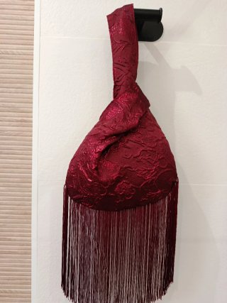 Bolso de mano burdeos, brocado ,con flecos