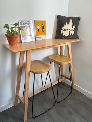 Mesa alta y 2 taburetes madera
