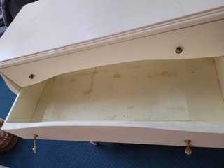 CÓMODA CLÁSICA DE MADERA