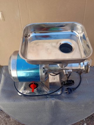 Picadora/ embutidora de carne con accesorios.