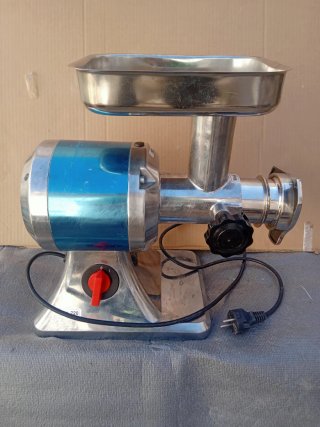 Picadora/ embutidora de carne con accesorios.
