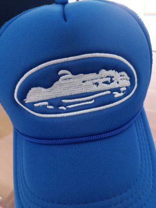 Gorra azul con bordado de barco
