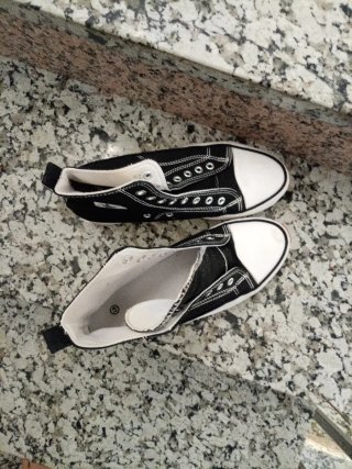 Zapatos Converse negros y blancos
