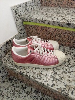 Zapatos Converse negros y blancos
