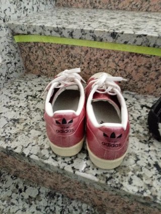 Zapatos Converse negros y blancos