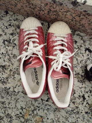 Zapatos Converse negros y blancos