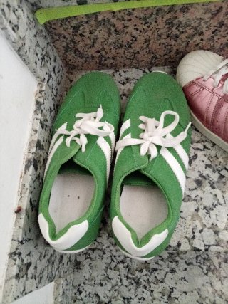 Zapatos Converse negros y blancos