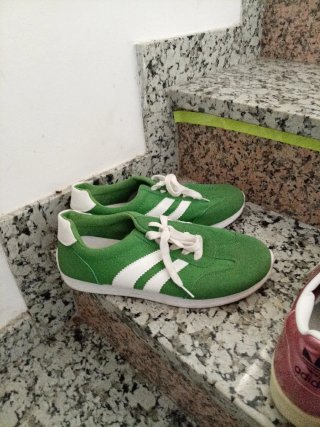 Zapatos Converse negros y blancos