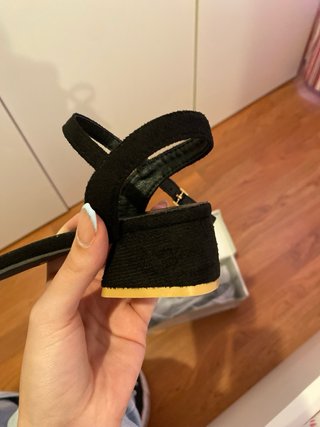 Sandalias negras de tacón bajo