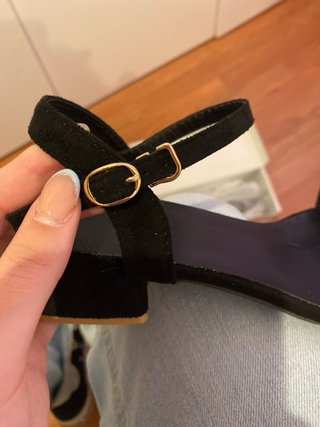 Sandalias negras de tacón bajo