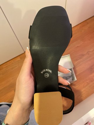 Sandalias negras de tacón bajo