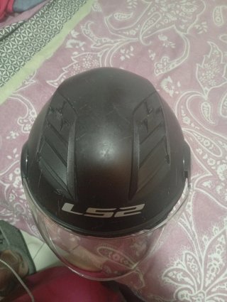 Casco de moto LS2 negro con visera