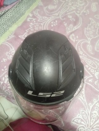 Casco de moto LS2 negro con visera