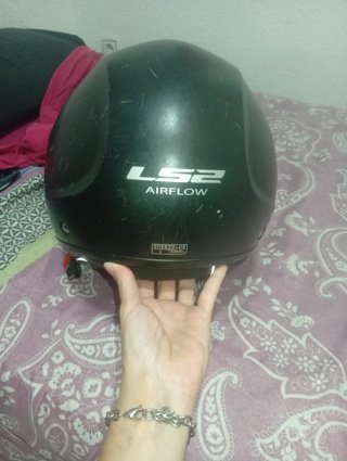 Casco de moto LS2 negro con visera