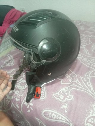 Casco de moto LS2 negro con visera