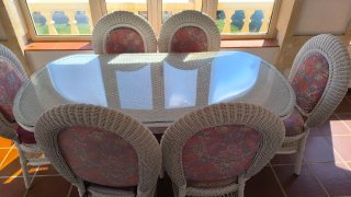 MESA DE MIMBRE Y SILLA