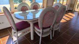 MESA DE MIMBRE Y SILLA