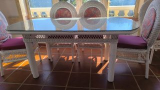MESA DE MIMBRE Y SILLA