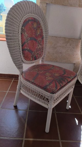 MESA DE MIMBRE Y SILLA
