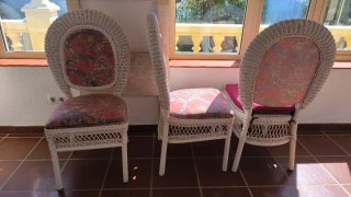 MESA DE MIMBRE Y SILLA