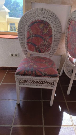 MESA DE MIMBRE Y SILLA