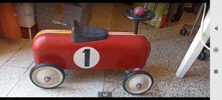 Macchina cavalcabile vintage rossa