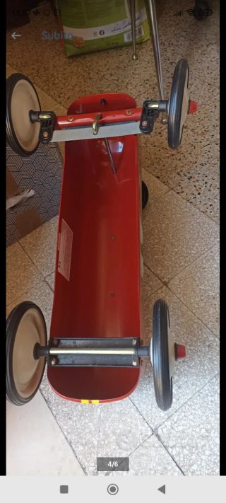 Macchina cavalcabile vintage rossa