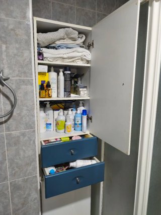 Columna de baño azul y blanca