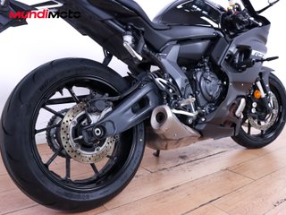 YAMAHA R7