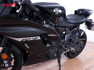 YAMAHA R7