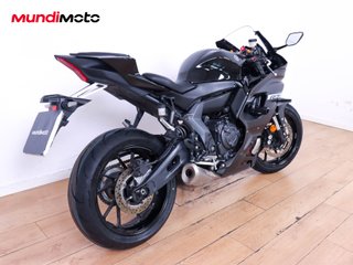 YAMAHA R7