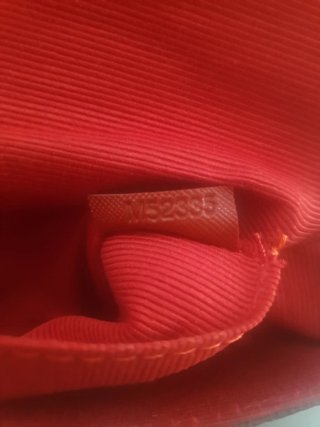 Bolso de mano marrón con cadena