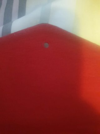 Bolso de mano marrón con cadena