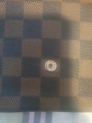 Bolso de mano marrón con cadena