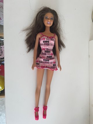 Muñeca Barbie con vestido rosa y tacones