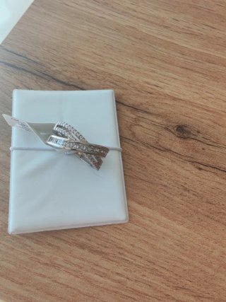 Anillo de acero con circonitas