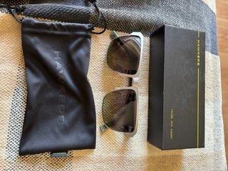 Gafas de sol plateadas y patilla verde