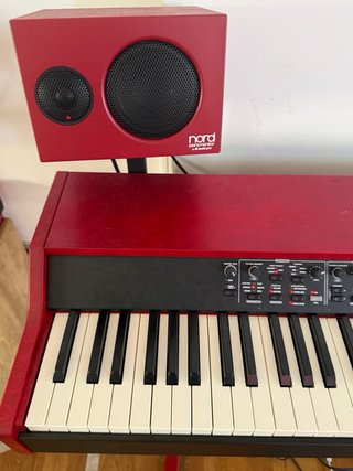 Piano Nord Grand con altavoces NORD y pedal.Nuevo.