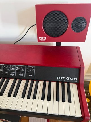 Piano Nord Grand con altavoces NORD y pedal.Nuevo.