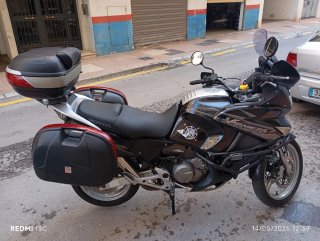 Moto Negra Estilo Adventure
